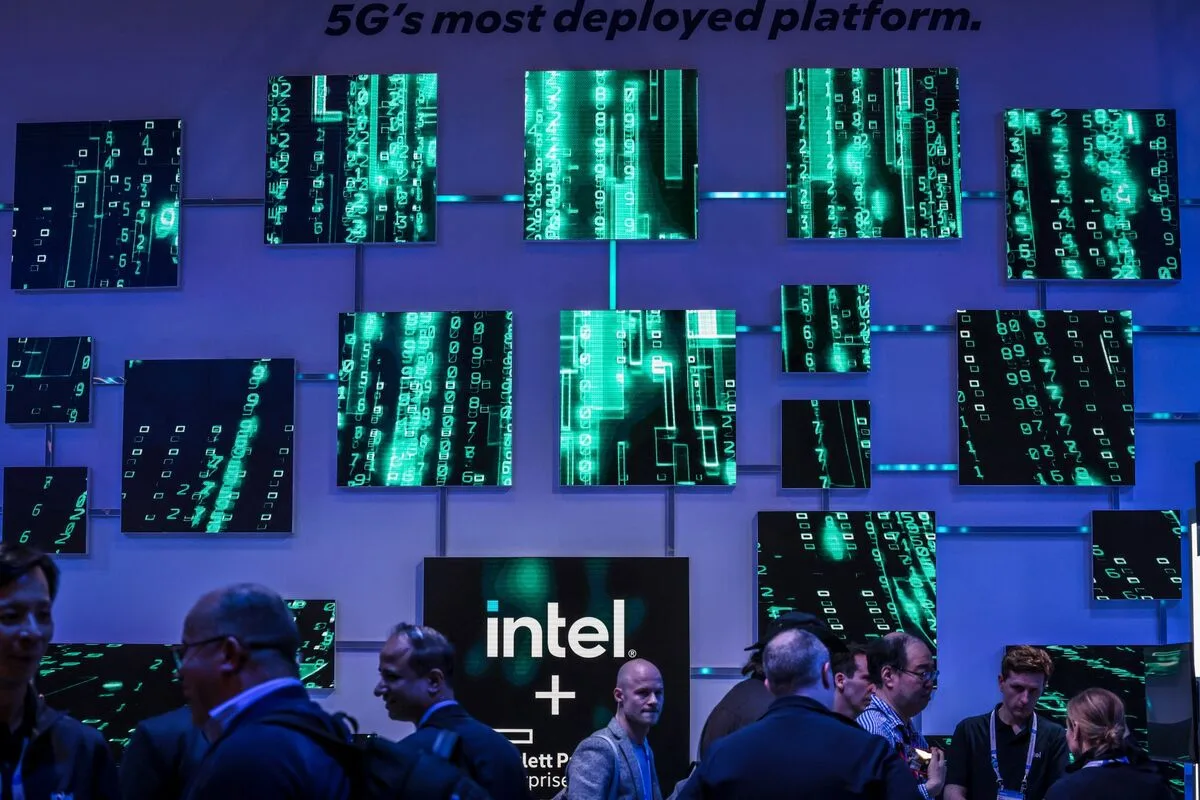 Photo for: Intel Stock Jumps 9% After Trump Announces Apple Chip Deal